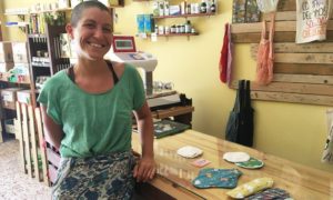 Beatriz San Román con sus comprasas
