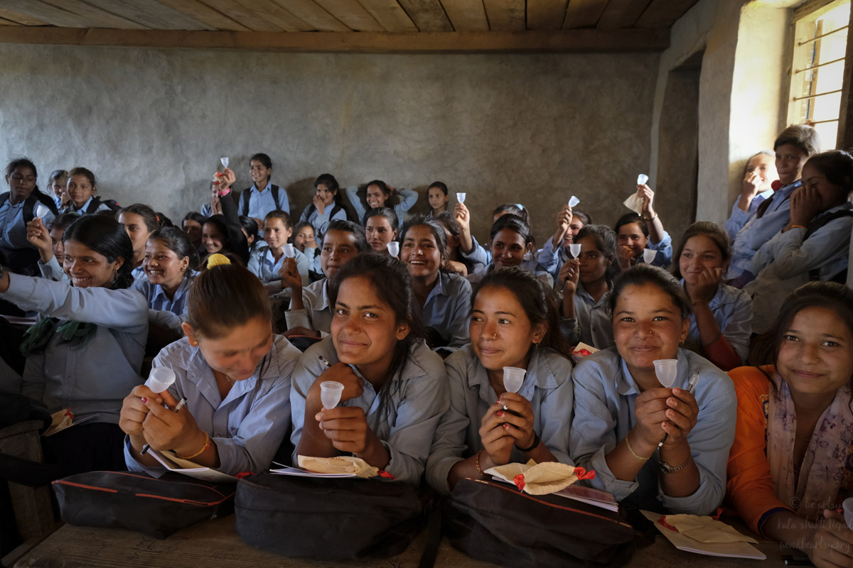 niñas en Nepal han recibido su copa menstrual y la formación