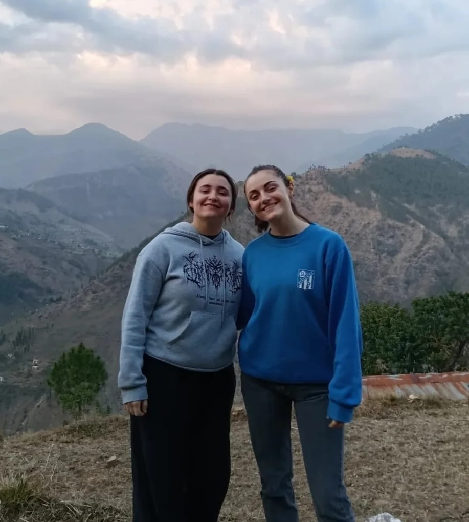 De l’aula al terreny: dues estudiants basques de Psicologia comparteixen la seva experiència al Nepal