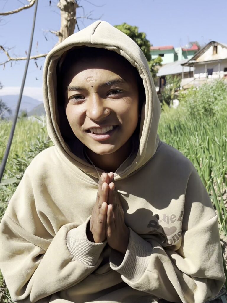 La Diya ajuntant les mans en una salutació de namaste