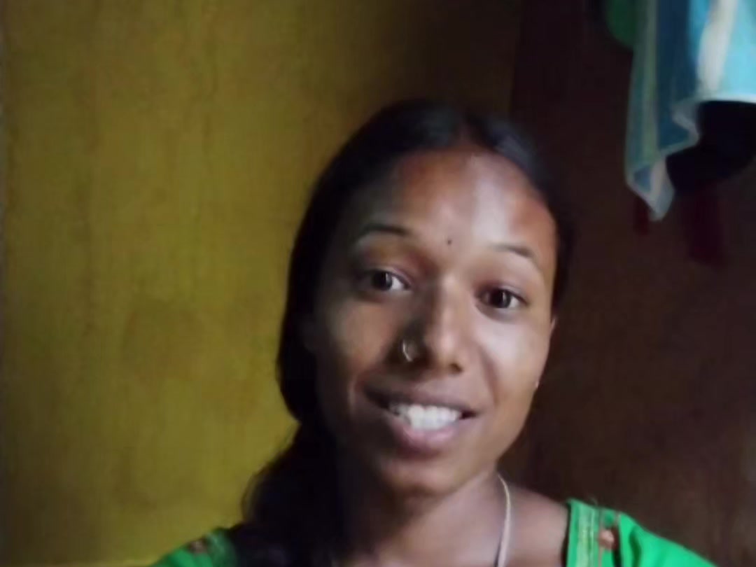 Jayanti, participant d’EduFem, somrient en un fotograma del seu vídeo de presentació.