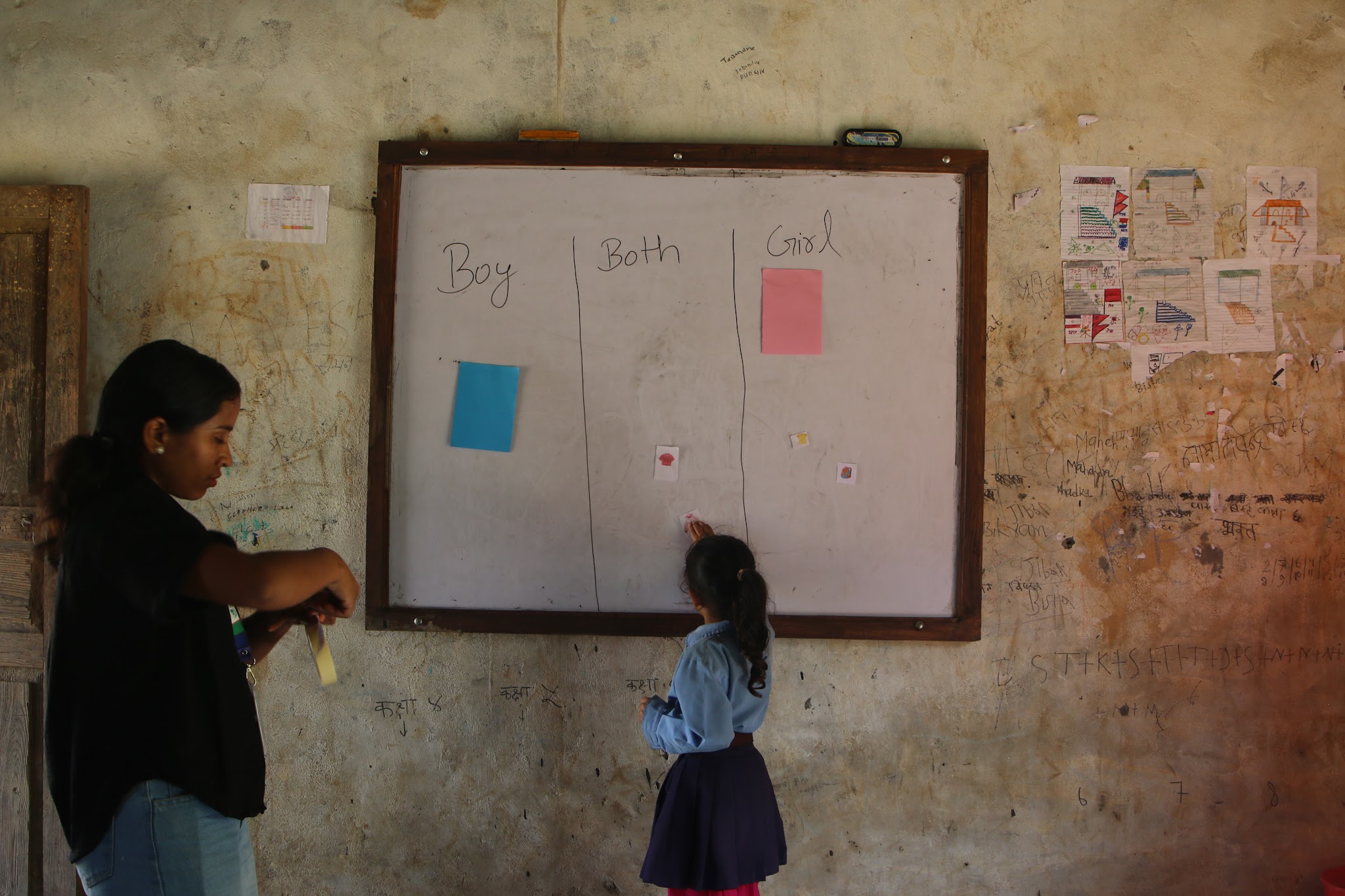 Actividad educativa de Rato Baltin Pathshala con alumnado de primaria en Ghodasain.