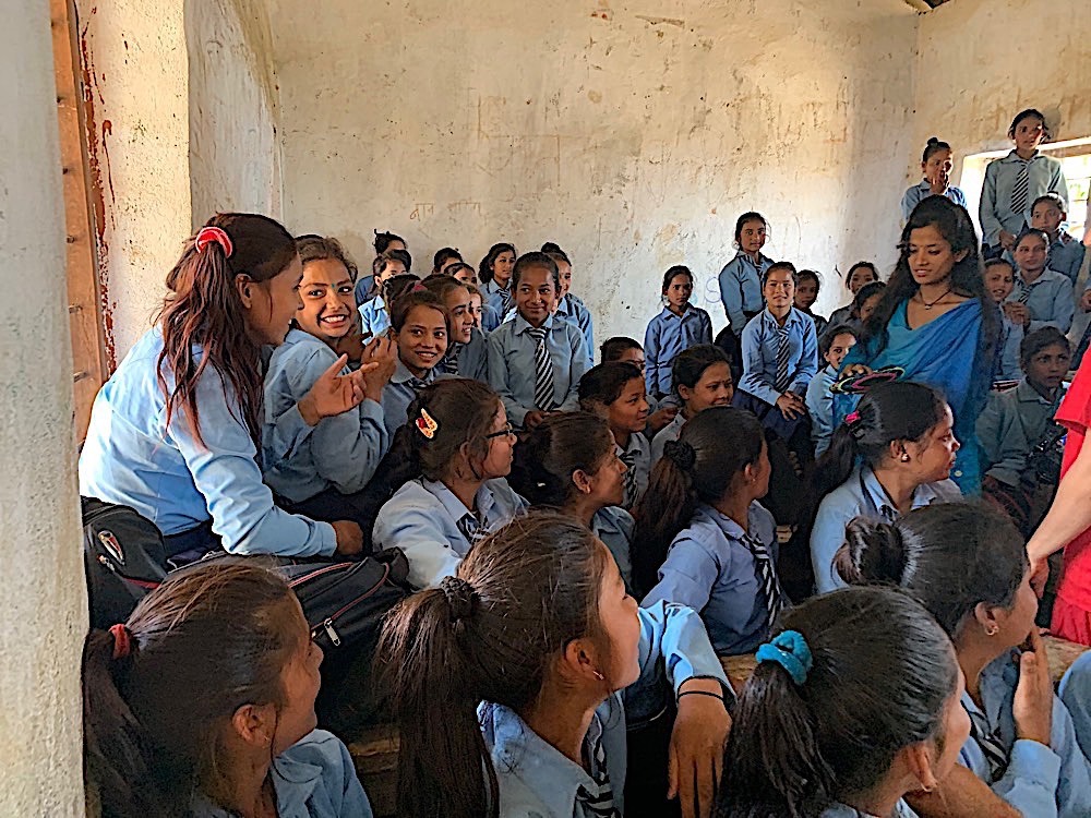 Participantes en una actividad de Rato Baltin en Nepal. Fotografía original del grupo Teaming de be artsy.